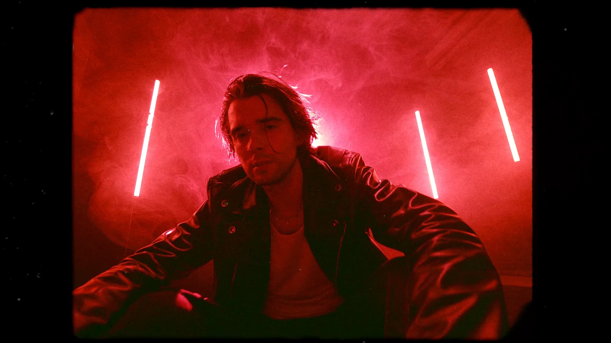 Peace Tonight – film frame, red room with light tubes