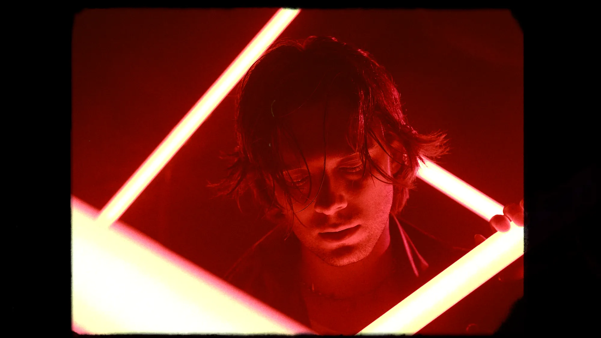 Peace Tonight – film frame, face behind a light tube